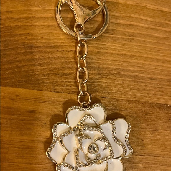 White rose keychain / bag tag on gold tone - Picture 3 of 4